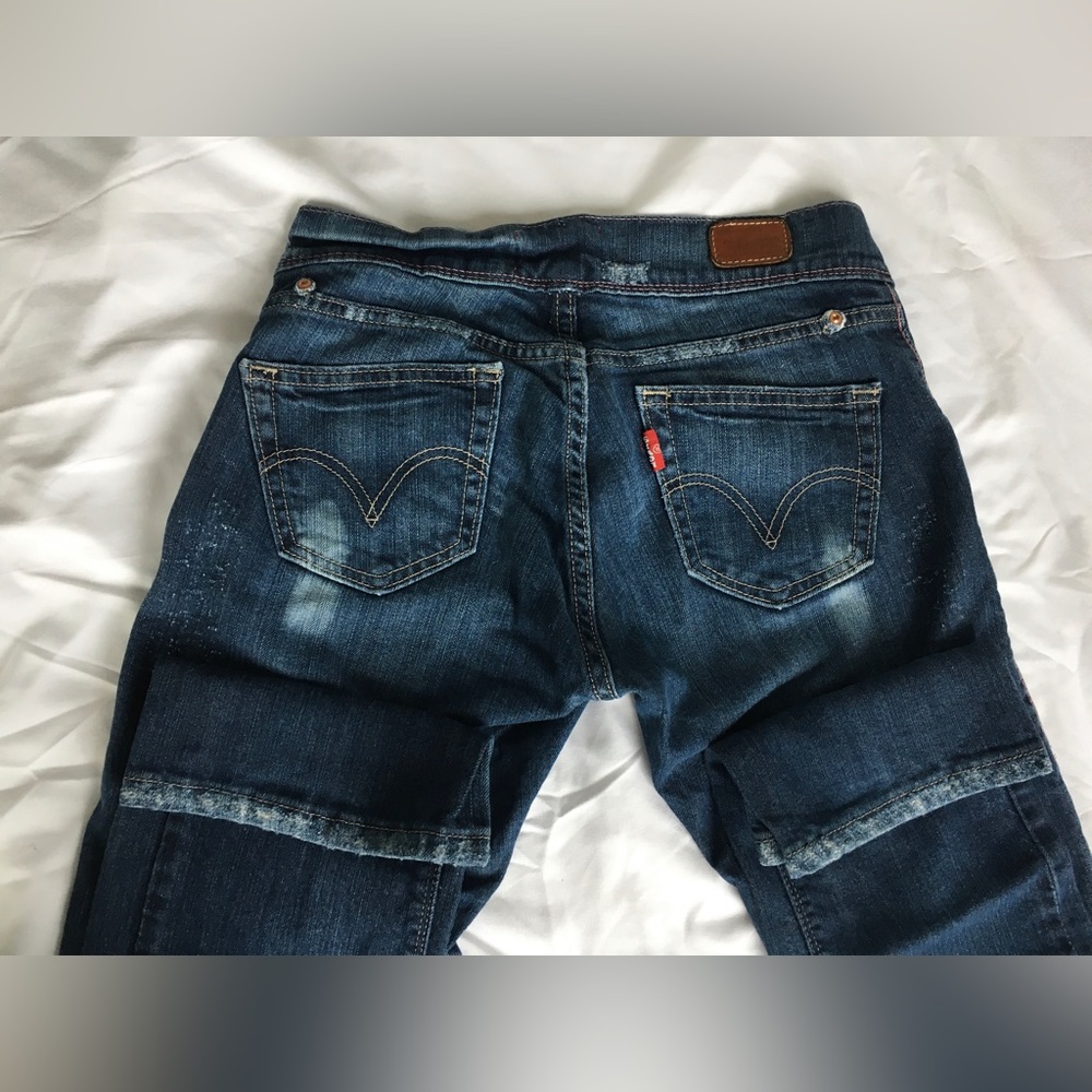Vintage Levi’s dark wash low rise with pink stitching juniors 3M jeans.